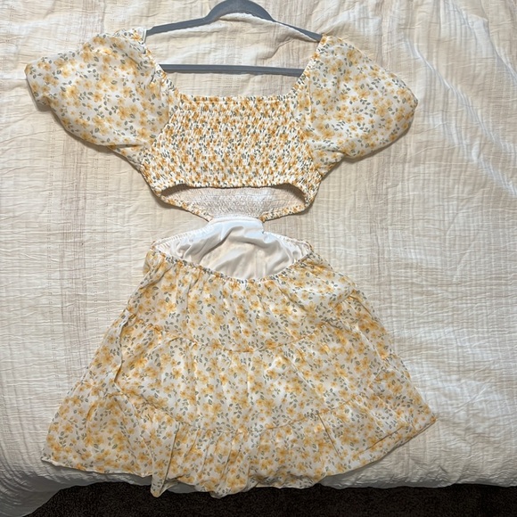 These Three Boutique Side Cut Out Floral Dress | SMALL - Picture 3 of 3